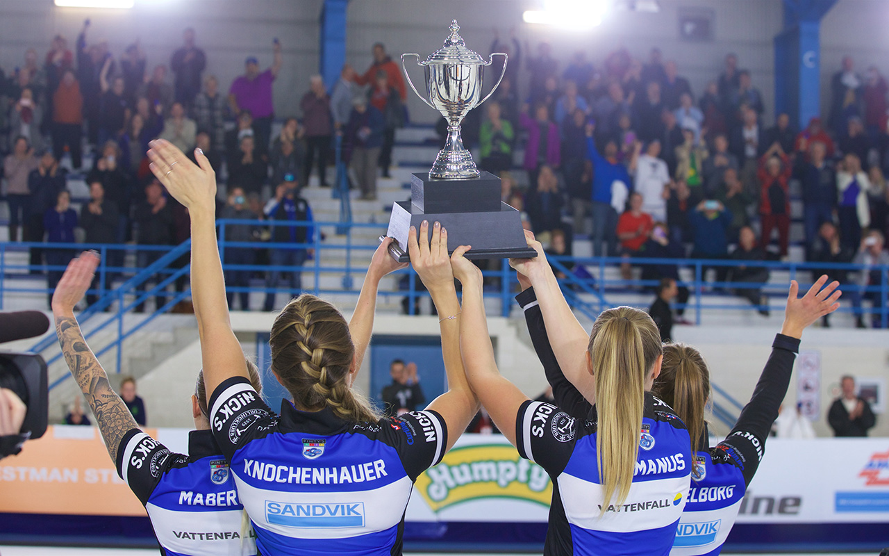 Curleuses célébrant une victoire en vêtements Runback