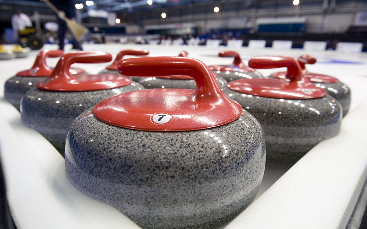 Pierres de curling Runback sur la glace